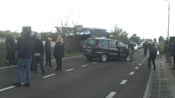 pauroso incidente tra bus e auto tre feriti trasportati in ospedale