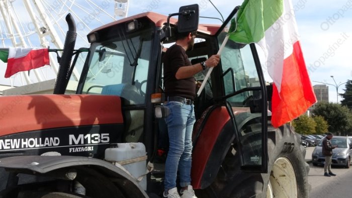 protesta degli agricoltori domani in arrivo a salerno circa 100 trattori