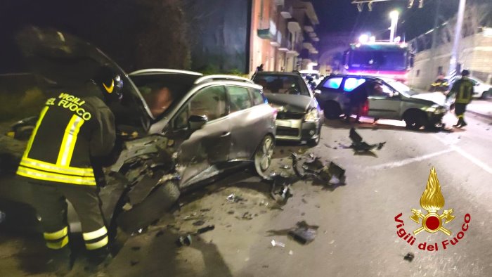 incidente ad avellino sbanda e si schianta nella notte 19enne al moscati