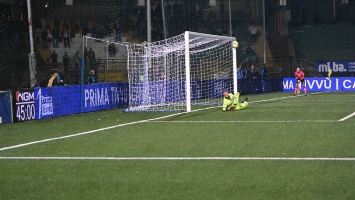 l arbitro di avellino casertana quattro vittorie e un pareggio per i lupi