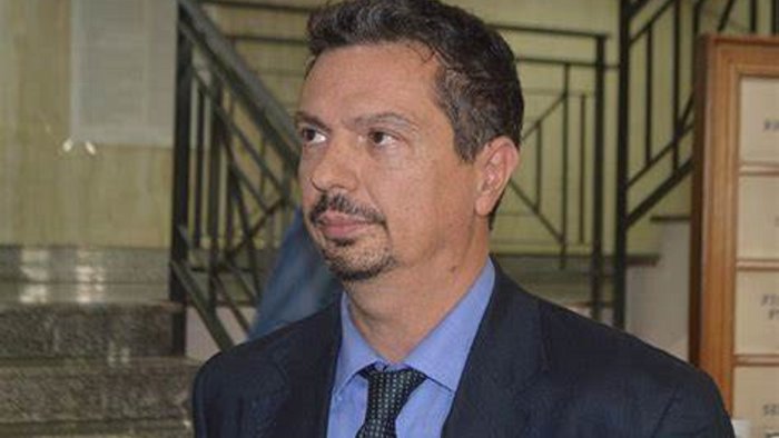 omicidio suicidio picariello m5s sia lutto cittadino interrompiamo feste