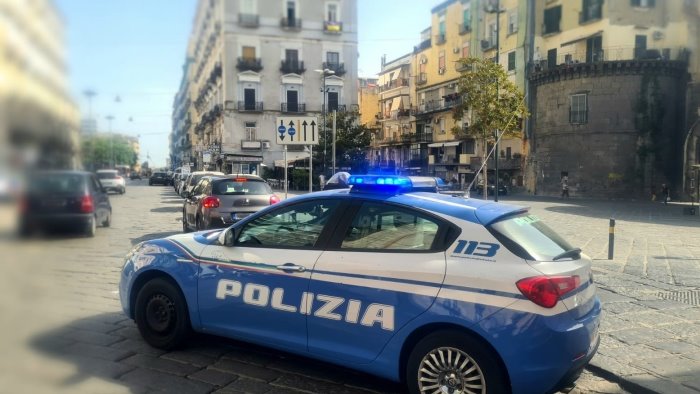 rapina con violenza cellulare ad una donna bloccandole il polso arrestato