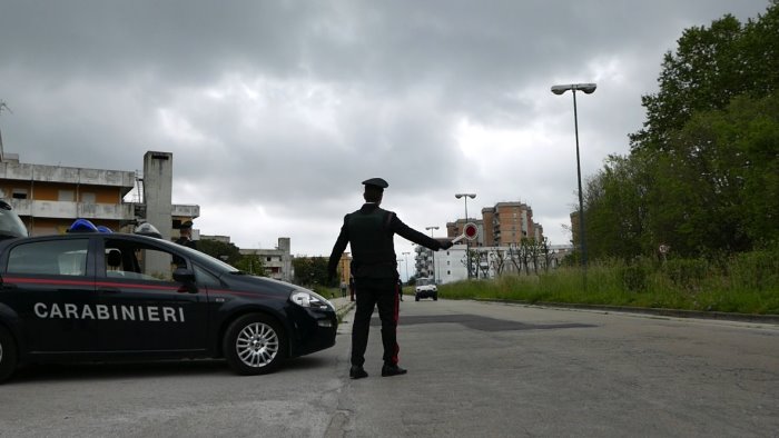 i carabinieri presidiano il quartiere scampia un arresto e tre denunce