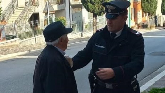 finto poliziotto chiede soldi per evitare arresto del parente sventata truffa