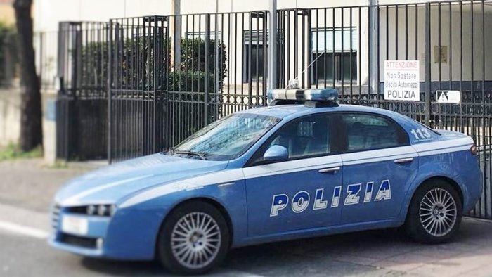 controlli della polizia nei quartieri di san giovanni e barra