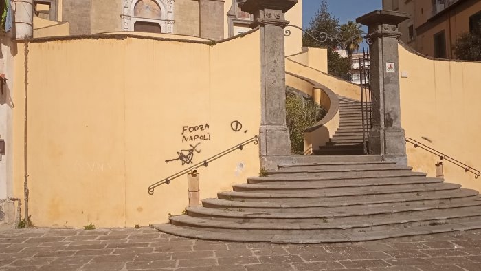 napoli imbrattate le mura della chiesa di san giovanni a carbonara