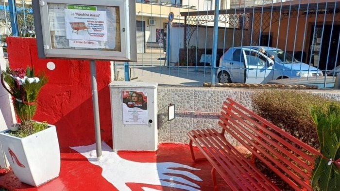 maddaloni inaugurata un panchina simbolo della lotta e speranza