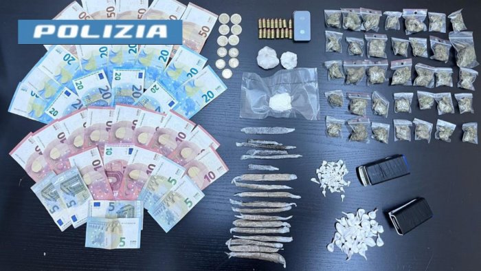 secondigliano sorpreso a cedere droga la polizia arresta un 20enne