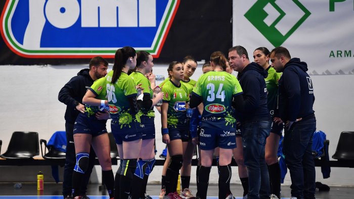 pallamano successo jomi in trasferta blitz a sassari e primato in classifica