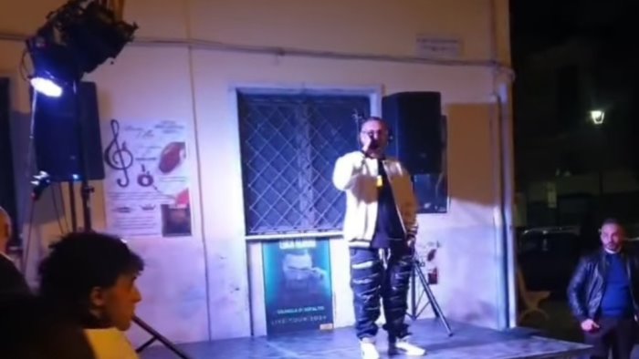 naso rotto ad un suo allievo repper indignato rinuncia al concerto