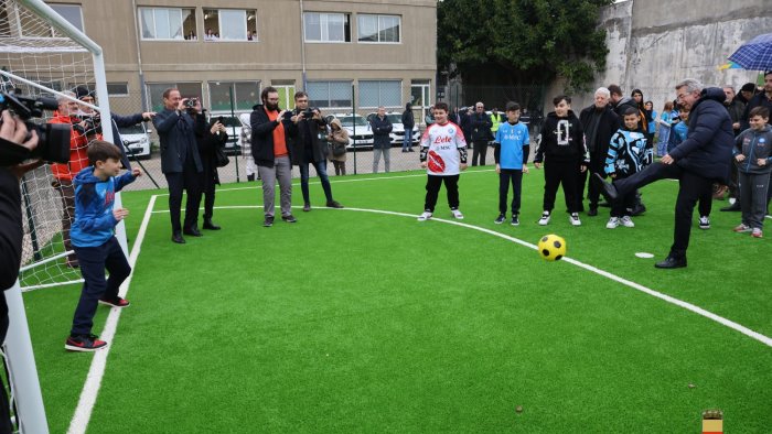 il sindaco manfredi inaugura il nuovo campetto di calcio al rione amicizia