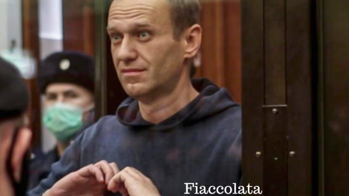 in piazza per navalny la fiaccolata organizzata da fratelli d italia