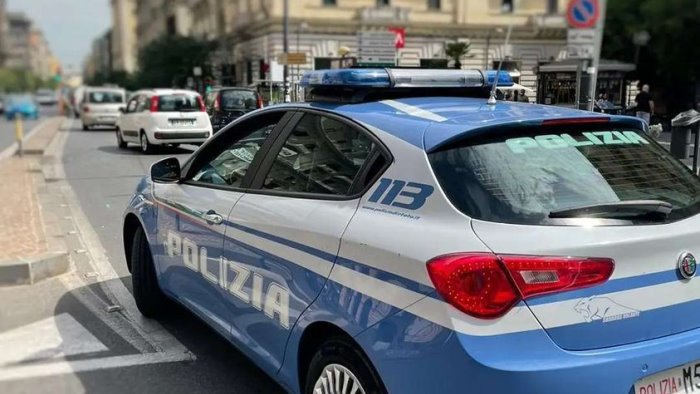 terrore a napoli donna scippata in strada fermato un uomo