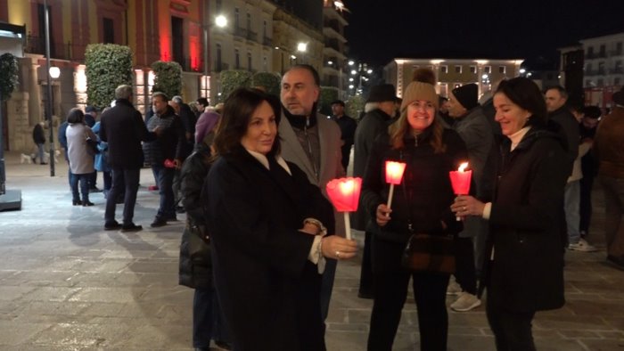 fiaccole ad avellino per navalny una piazza emozionante per la democrazia