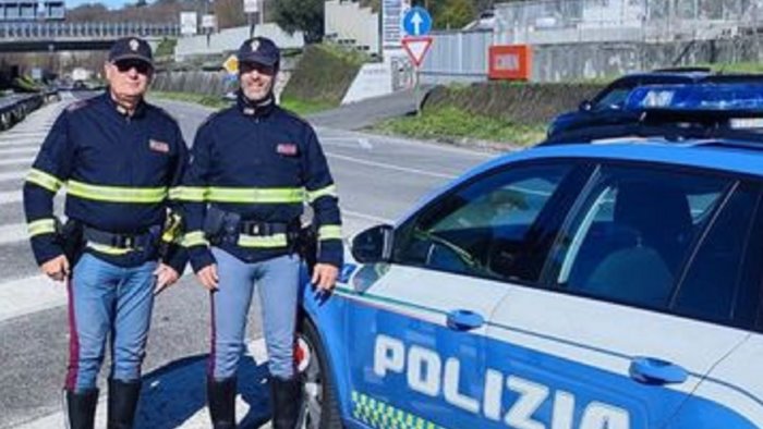 avellino agenti della polstrada salvano neonato enzo e luca angeli in divisa