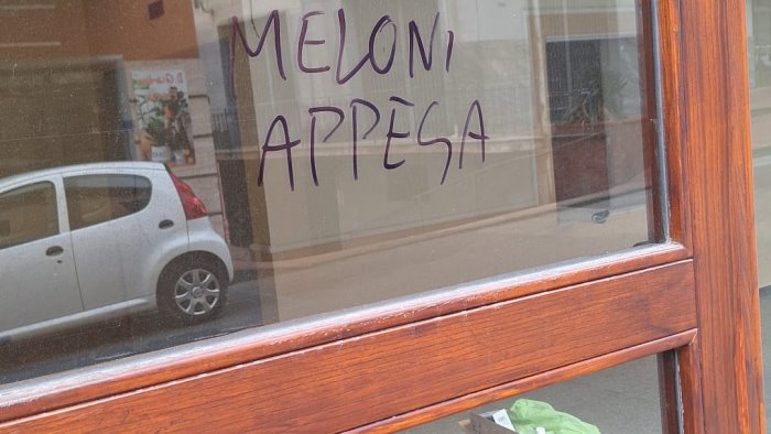 meloni appesa nuovo atto vandalico contro la sede di fratelli d italia