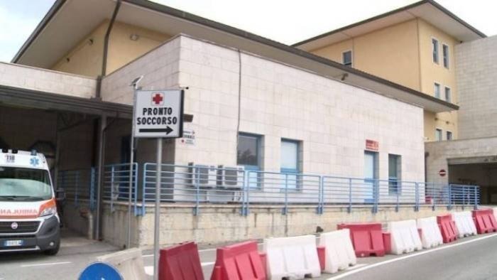 avellino inferno pronto soccorso stanze sovraffollate e malati sulle sedie