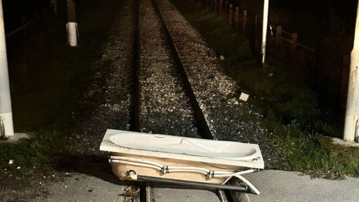 vasca da bagno sui binari della circumvesuviana tragedia evitata per un soffio