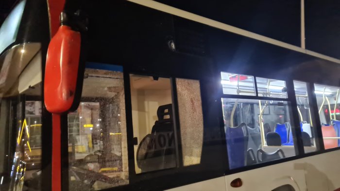 sapri contro un bus eav vetro perforato da un proiettile