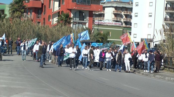 prysmian esplode la rivolta corteo dei lavoratori allo svincolo autostradale