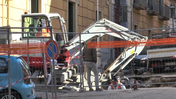 salerno il centro storico resta a secco rifornirsi anche alle fontane