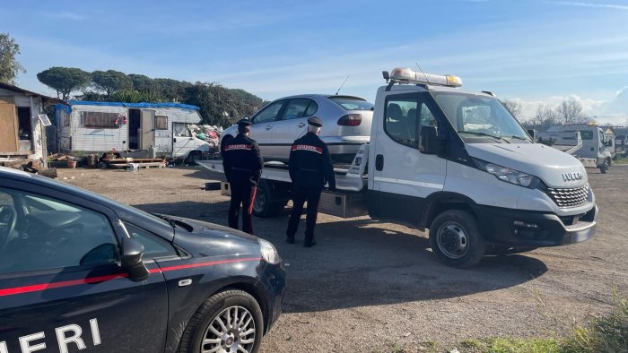 blitz dei carabinieri al campo rom sorpresi bambini che non andavano a scuola