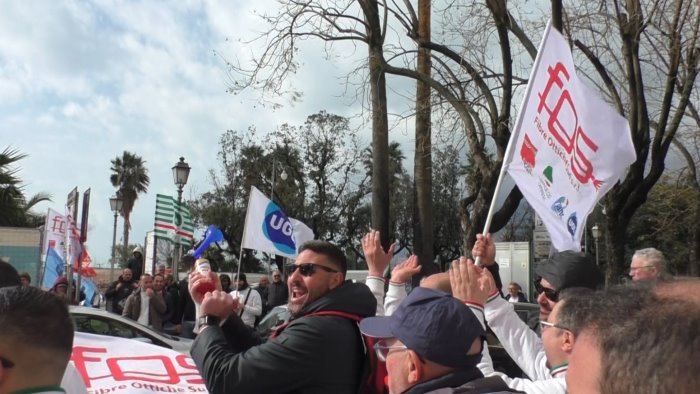 vertenza prysmian la rabbia degli operai cori e proteste alla provincia