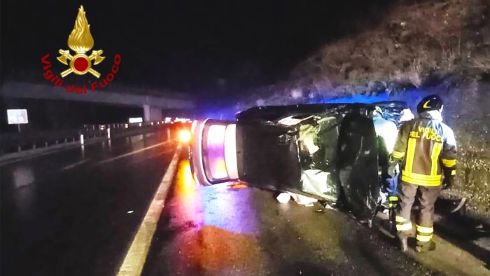 incidente in autostrada auto finisce fuori strada paura per il conducente