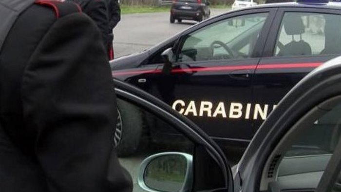 da fisciano a scampia carabinieri arrestano una pusher 39enne
