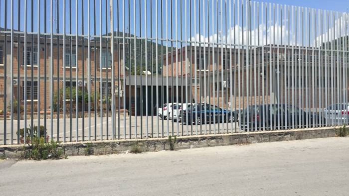 carcere di salerno durante una perquisizione detenuto estrae un cellulare