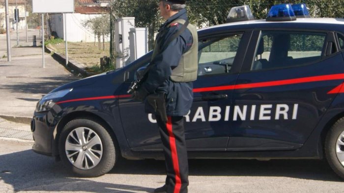 carabinieri arrestano pusher 20enne di cimitile con dosi di crack e cocaina