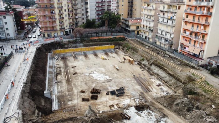 angri caos dopo il sequestro del cantiere stop alla sosta a pagamento