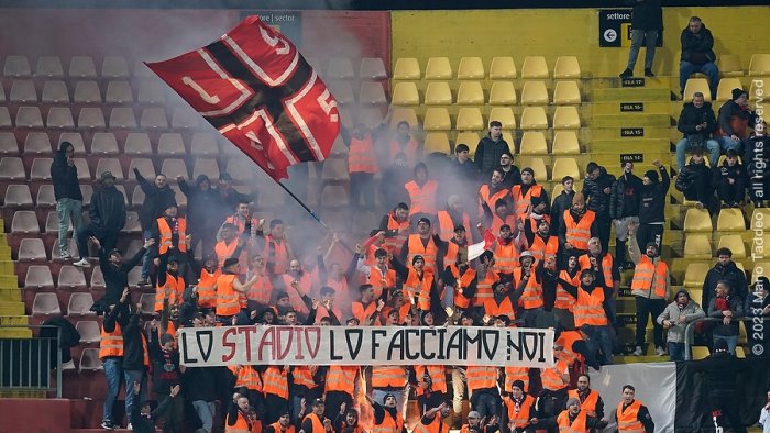 benevento sorrento l incredibile contestazione dei tifosi costieri