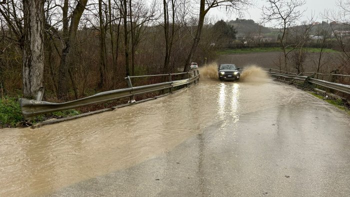 maltempo e scarsa manutenzione stradale allagamenti e disagi ad ariano