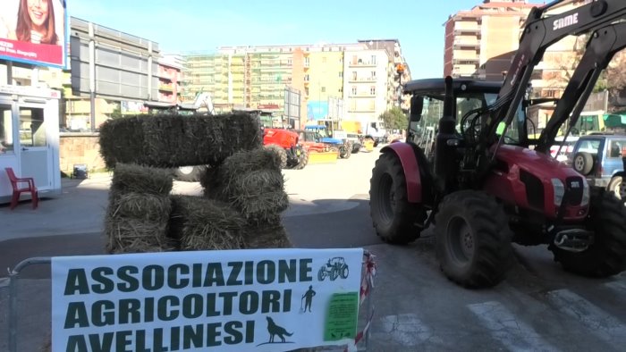 protesta dei trattori presidio a oltranza domani corteo ad avellino