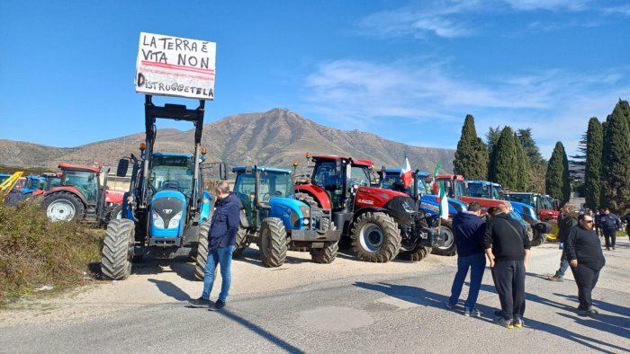 la protesta dei trattori chiuso casello autostradale a1 di capua per due ore