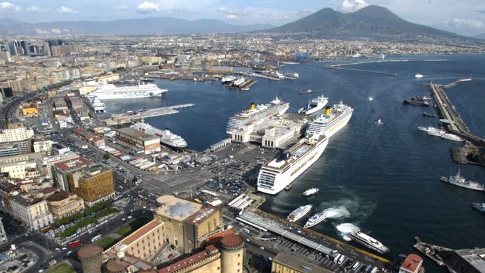 otto milioni in viaggio record di passeggeri e crocieristi negli scali campani