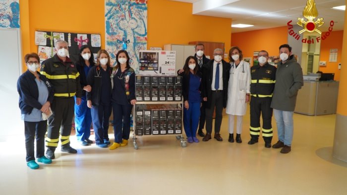 vigili del fuoco e ingegneri donati 13 televisori per la pediatria del moscati