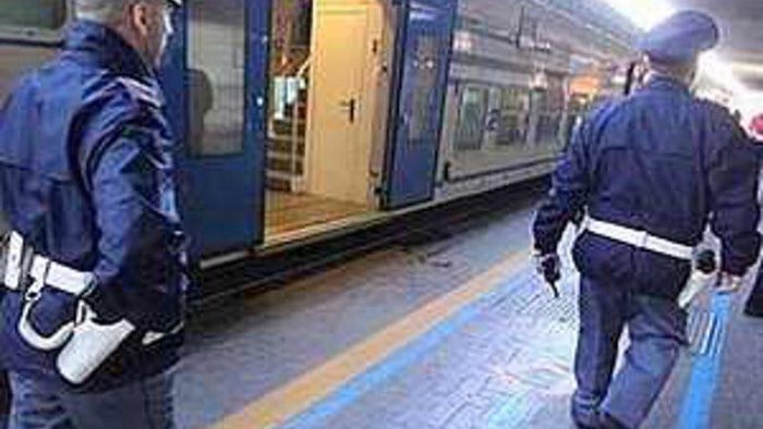 stazione di napoli cede stupefacente e prende a morsi un poliziotto