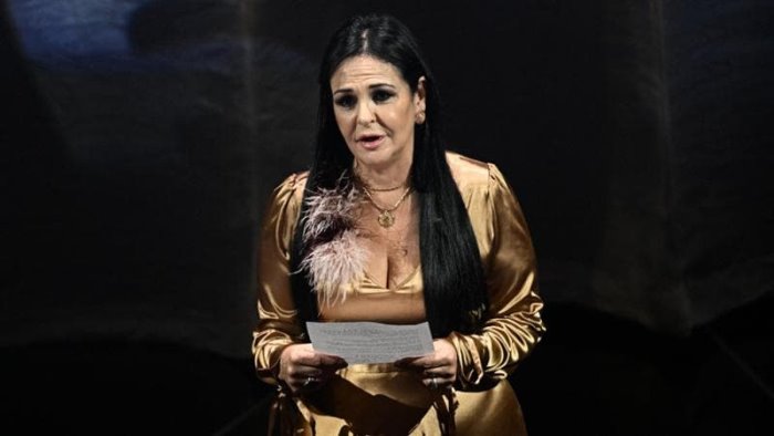 la mamma di giogio sul palco del sanremo mio figlio vive doveva suonare qui