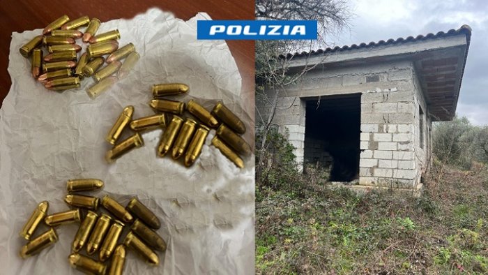 kalashnikov proiettili e pistole i poliziotti trovano armi nel vallo lauro