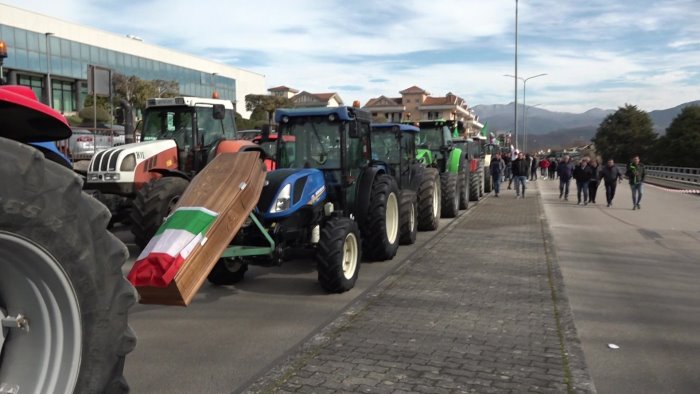 trattori la marcia dei 200 la politica ci ha messo in ginocchio