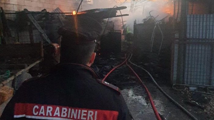 fontanarosa in fiamme deposito agricolo indagano i carabinieri