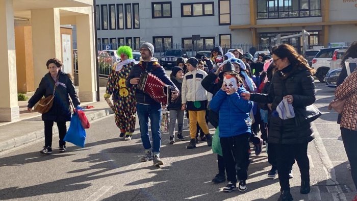 ariano bambini sfilano nel rione della loro scuola tra la gioia delle famiglie