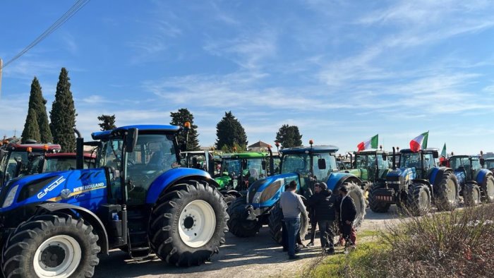 la protesta degli agricoltori nel casertano mobilitazione a grazzanise