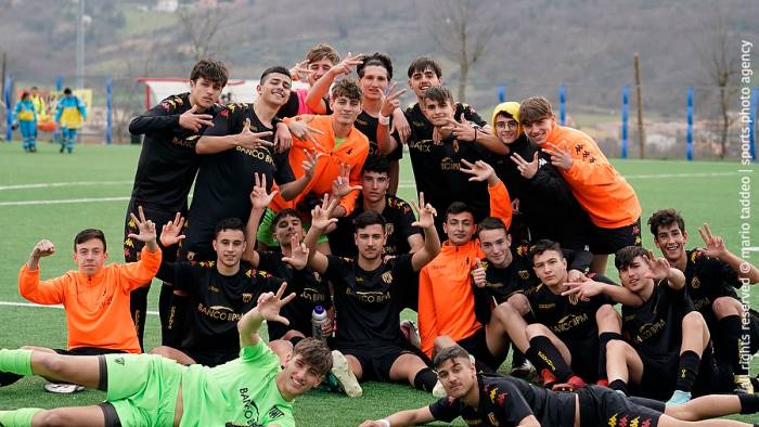 u16 fuochi d artificio per il benevento sconfitto il napoli