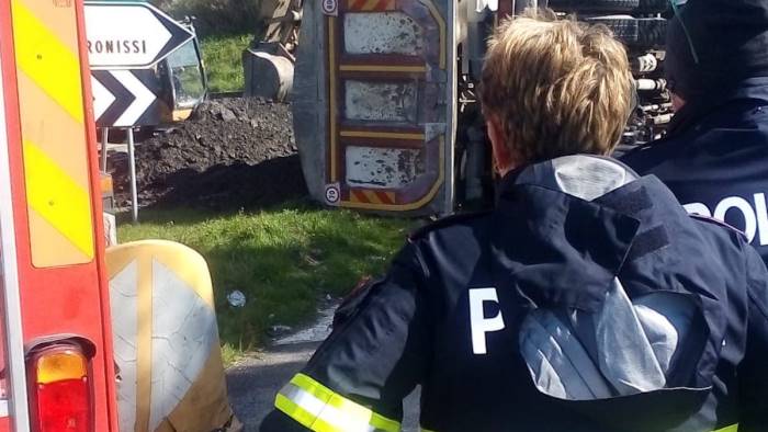 camion finisce fuori strada traffico bloccato sull a2