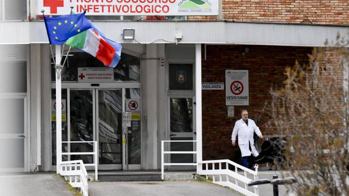 napoli in attesa del tampone sputa contro sanitari