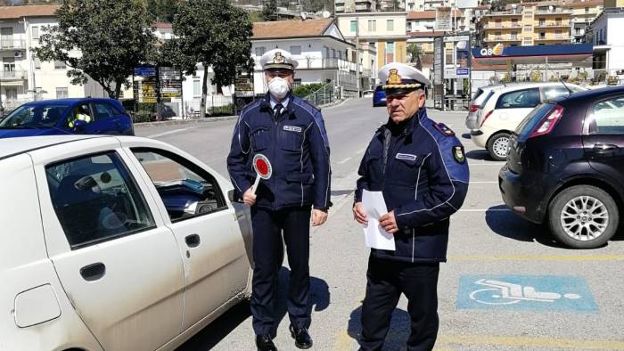 polizia municipale in azione a ponte