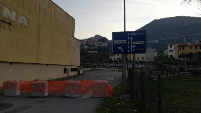 nel comune leghista irpino blocchi di cemento bloccano strade